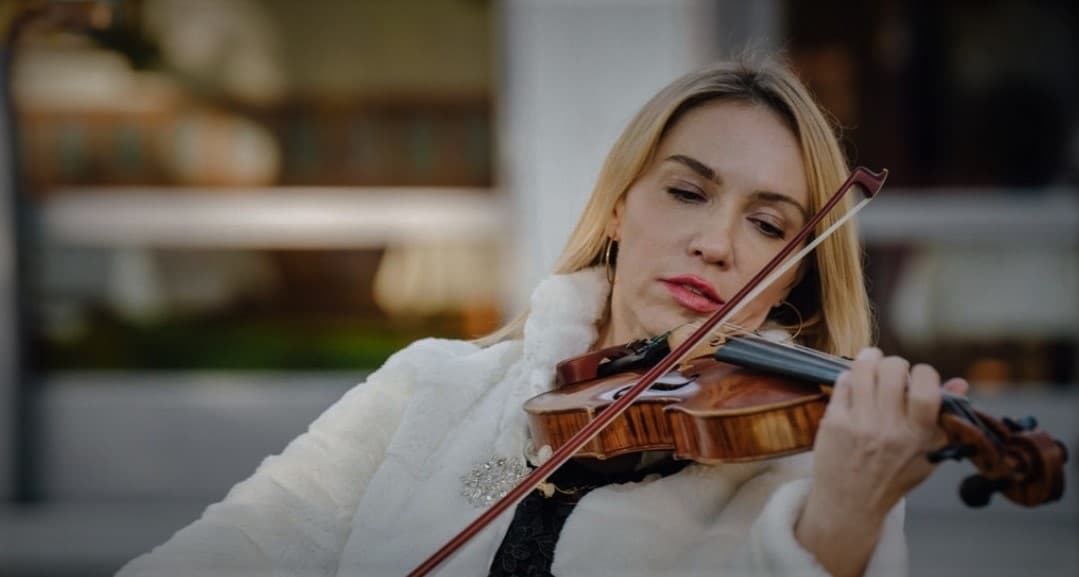 Glasba za poročni obred v cerkvi — poročni nastop violinistke in poročna glasba