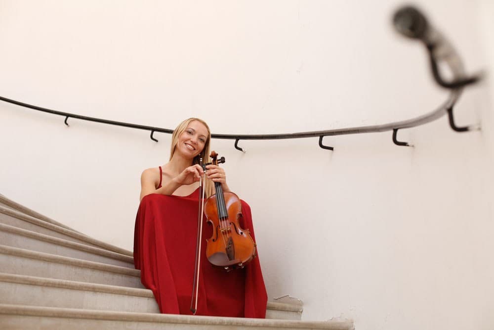 Sprejem svatov ob poročni glasbi — glasba za poroko in violinistka za poroko