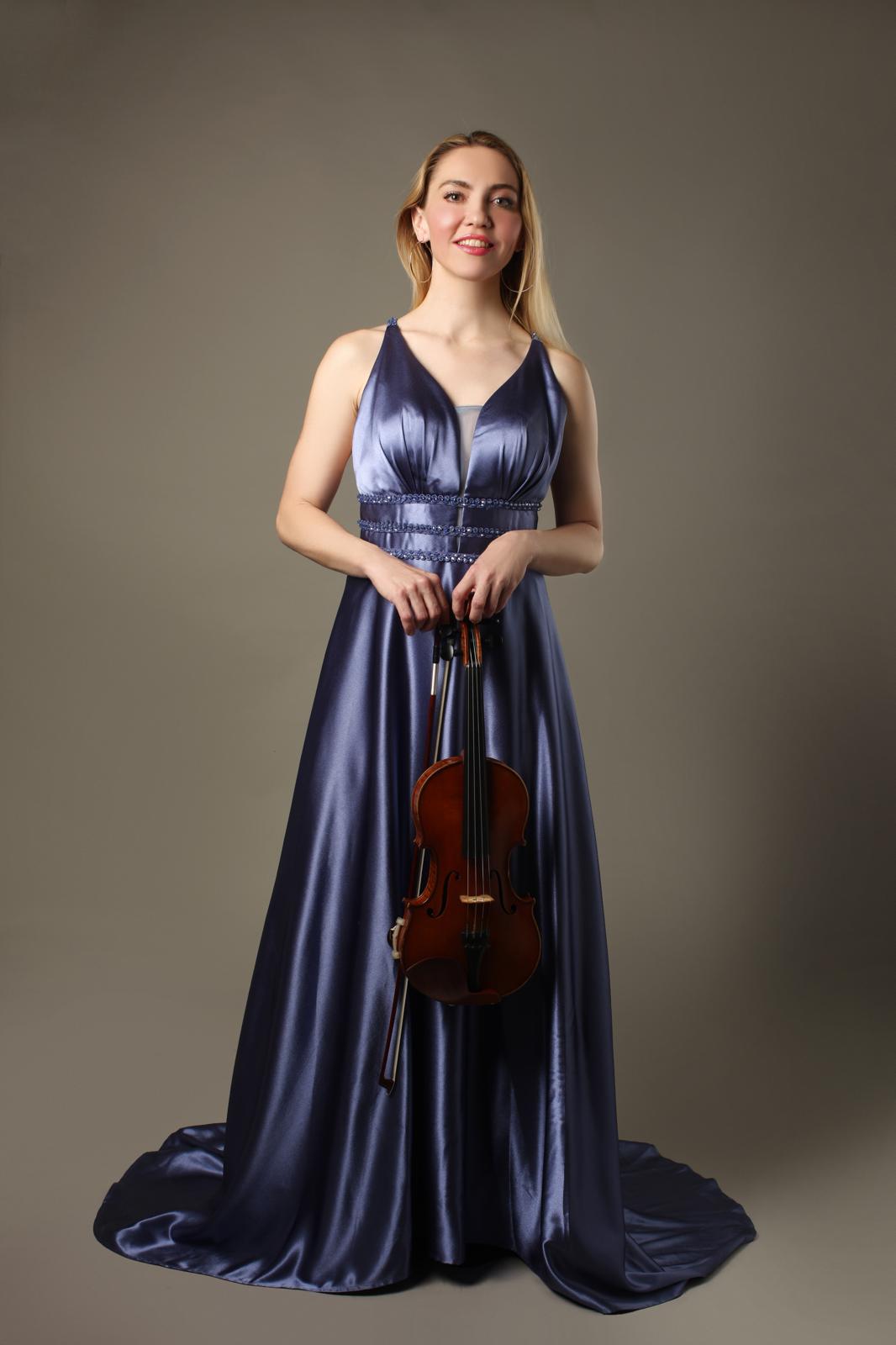 Barbara Zalaznik pri nastopu z violino — violinistka in premium poročna glasba za poroko; glasba za poroko v živo