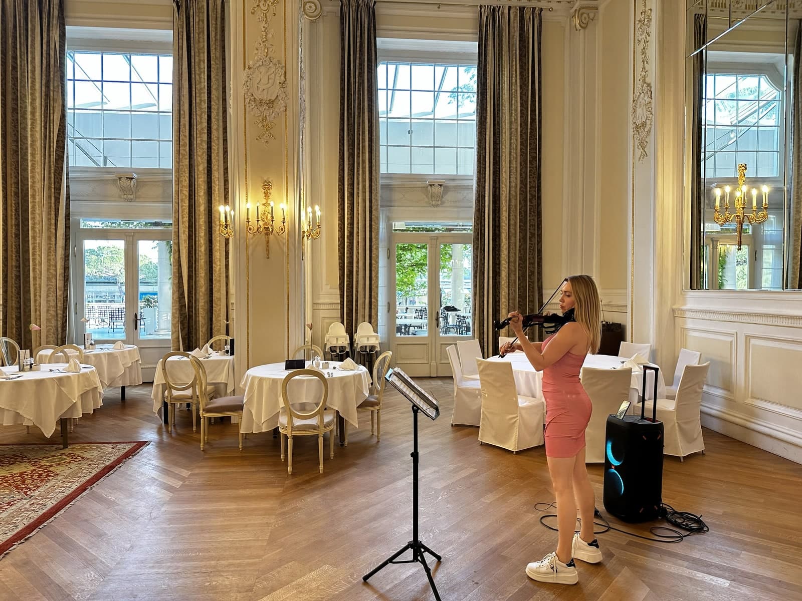 Violinistka med nastopom v elegantni poročni dvorani — glasba za poroko in slavje